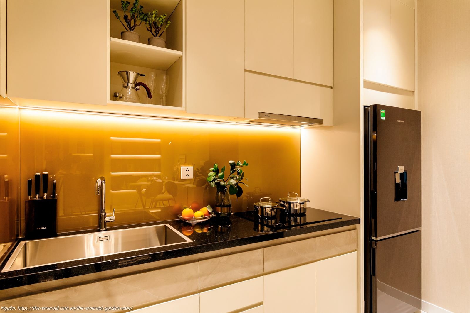 Nhà mẫu The Emerald Garden View: Khu vực bếp căn hộ 1PN diện tích 47m2 tiện nghi với tủ bếp và phụ kiện Hafele