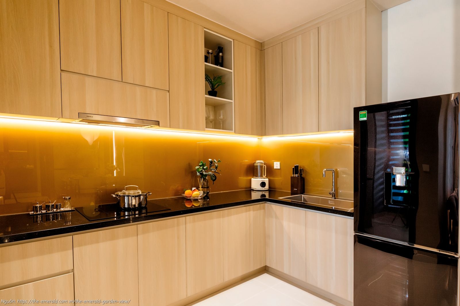 Nhà mẫu The Emerald Garden View: Khu vực bếp căn hộ 2PN 64m2 bàn giao tủ bếp và phụ kiện Hafele tiện nghi