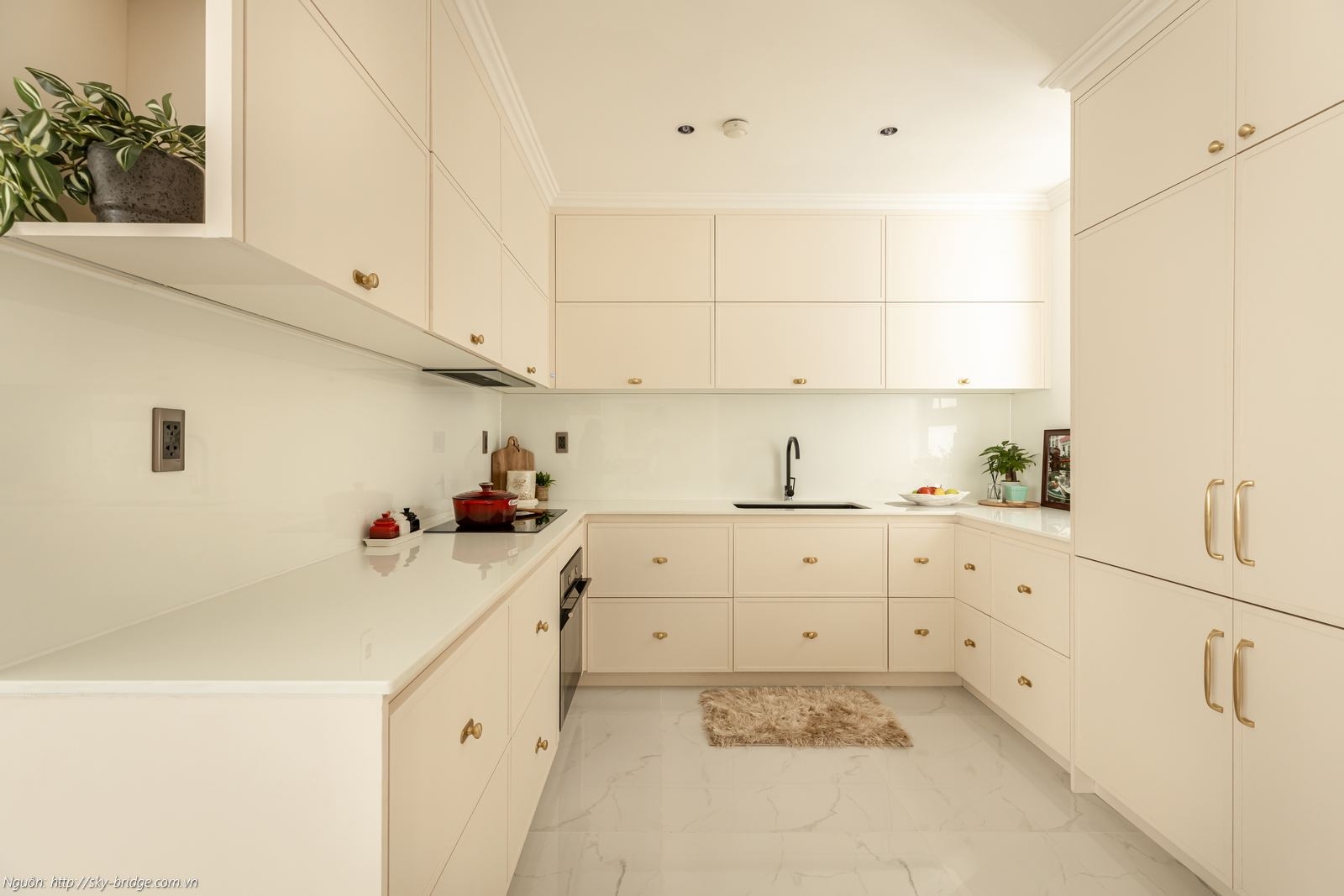 Hệ tủ bếp hiện đại đầy đủ tiện nghi tại căn hộ mẫu Sky Bridge 3 phòng ngủ 152m2