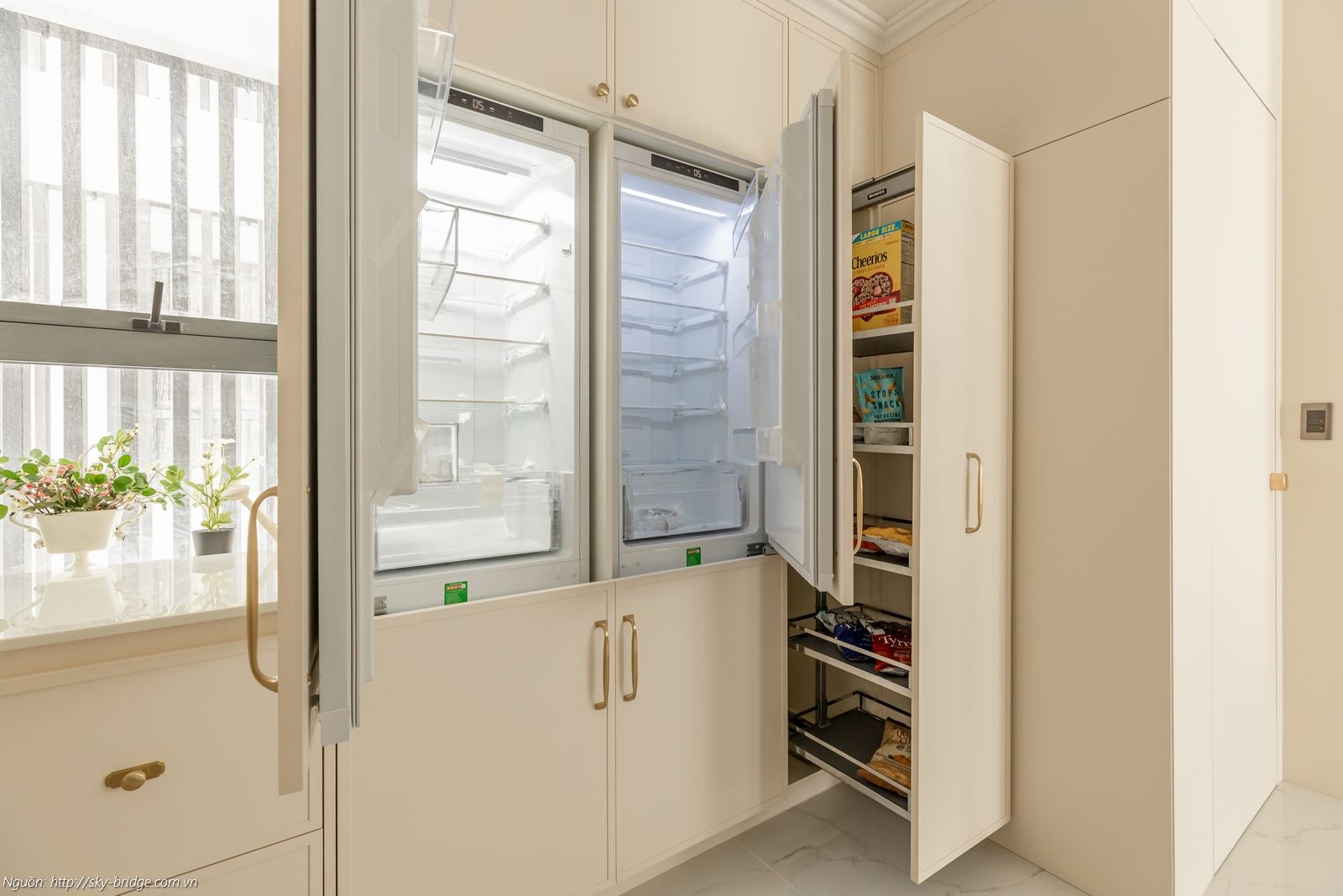 Hệ tủ bếp hiện đại đầy đủ tiện nghi tại căn hộ mẫu Sky Bridge 3 phòng ngủ 152m2