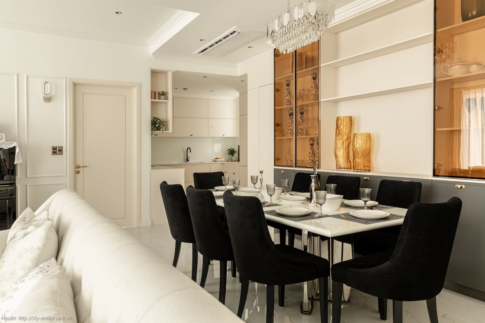 Khu vực bàn ăn rộng rãi dành cho đại gia đình tại nhà mẫu Sky Bridge 3PN 152m2