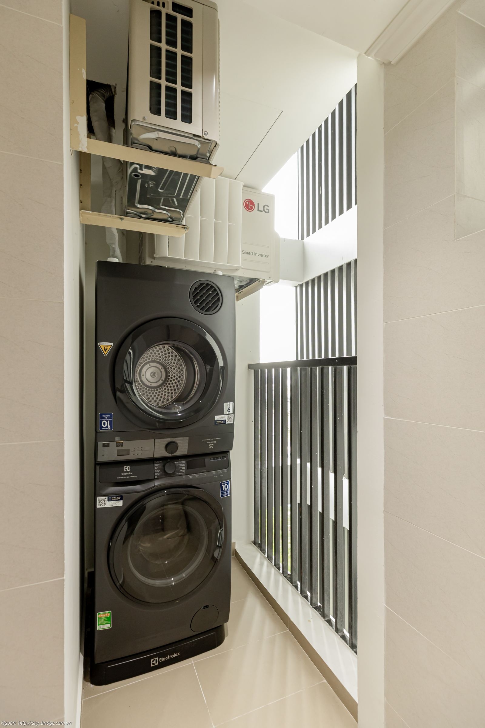 Thiết kế Logia ban công rộng thoáng đón gió trời tại căn hộ Sky Bridge 3PN 152m2