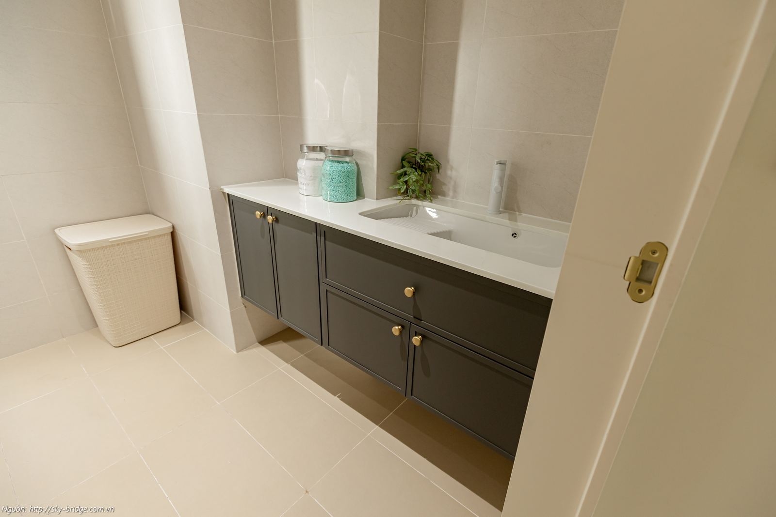 Thiết kế Logia ban công rộng thoáng đón gió trời tại căn hộ Sky Bridge 3PN 152m2