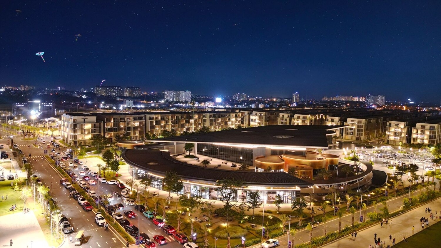 Không gian lễ hội náo nhiệt và sân khấu ca nhạc hoành tráng tại trung tâm mới The Global City.